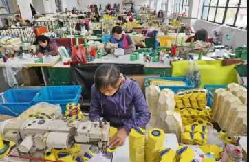 赛场之外出口忙，江苏足球用品海外订单持续增长