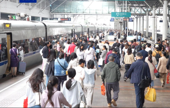上半年全国铁路发送旅客22.4亿人次 创历史同期新高
