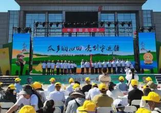 “中国甜瓜之乡”103团第十一届甜瓜文化旅游季举办