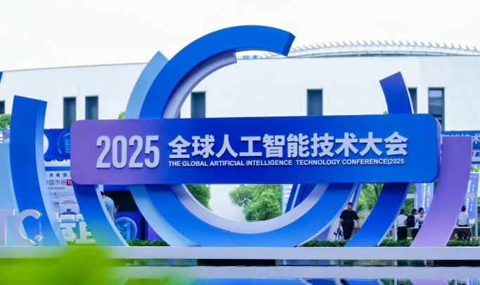 “全球首发”“中国首秀”彰显人工智能向“新”力