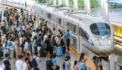 暑运铁路客流高位运行 旅客发送量超6亿人次