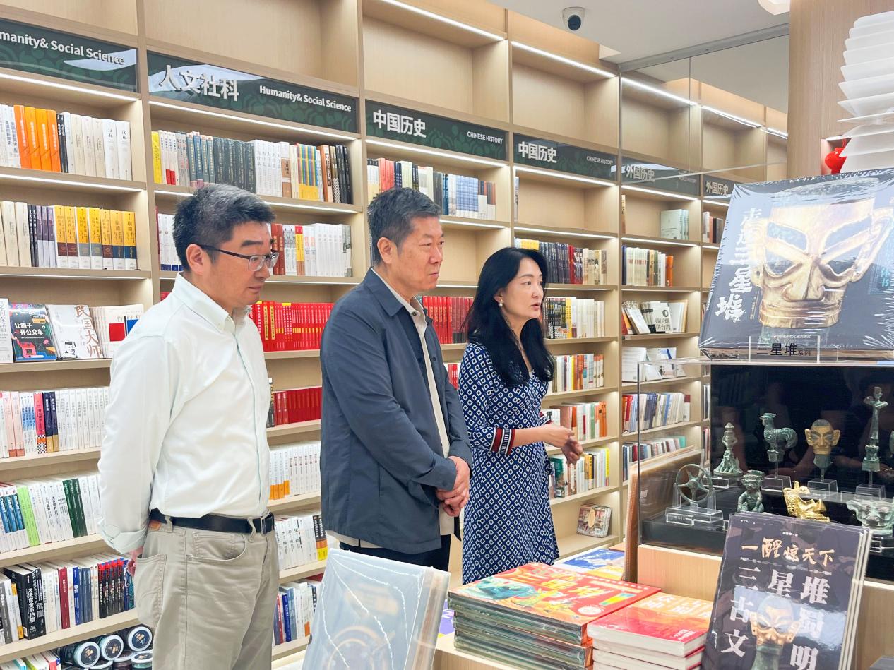 中国版权协会理事长阎晓宏莅临学大教育句象书店考察并指导工作