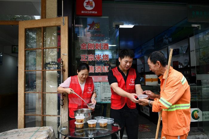 浙江庆元：夏日服务礼包送不停沁润户外劳动者