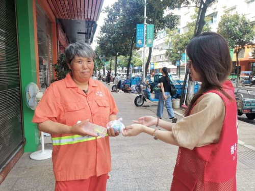 浙江青田：晨赠温暖午送凉 “香溢”志愿在行动