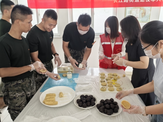 暖心月饼进军营 军地共渡团圆节