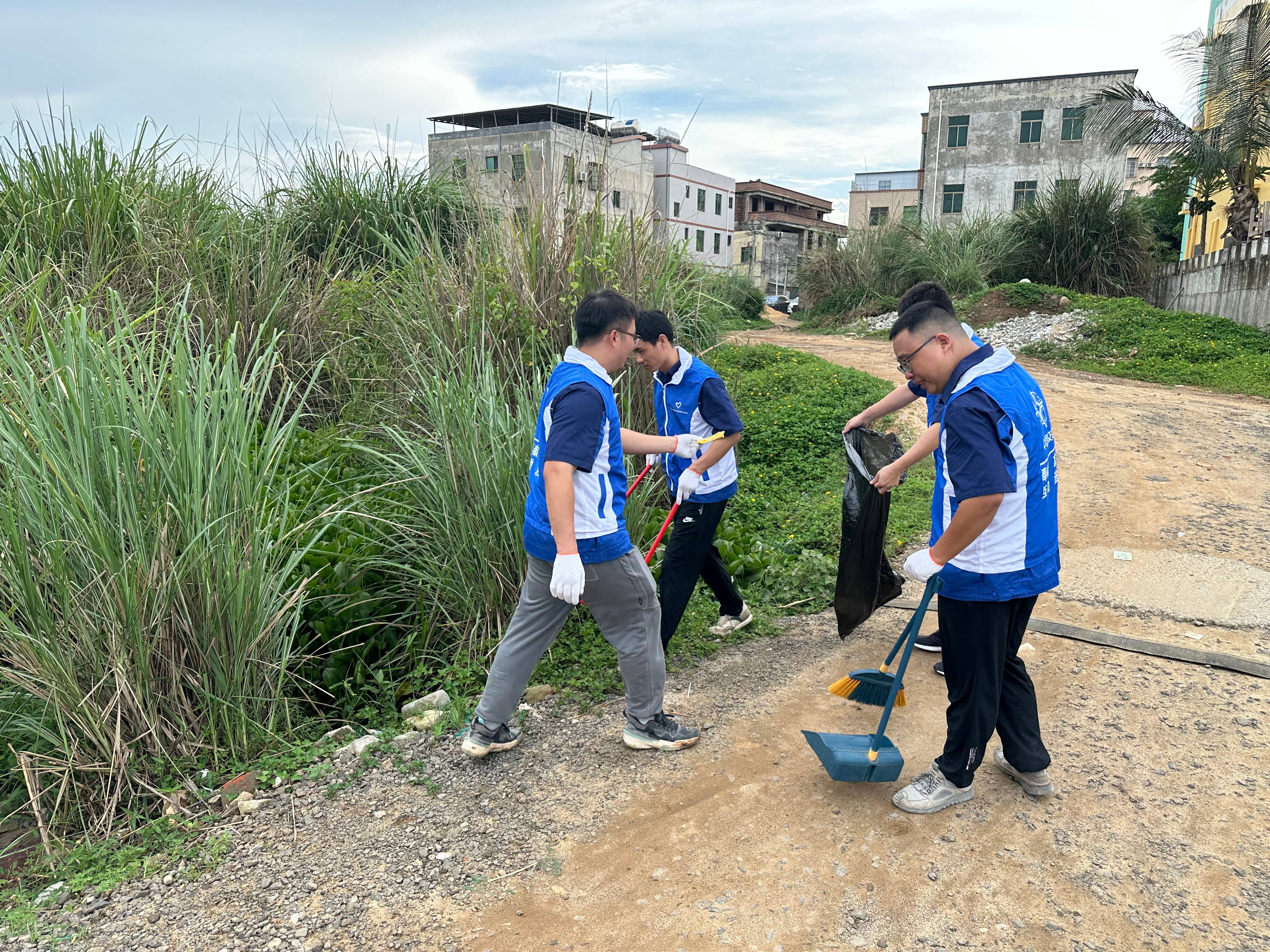 街道上的一抹“中交蓝”海口教育基地项目开展志愿清扫活动