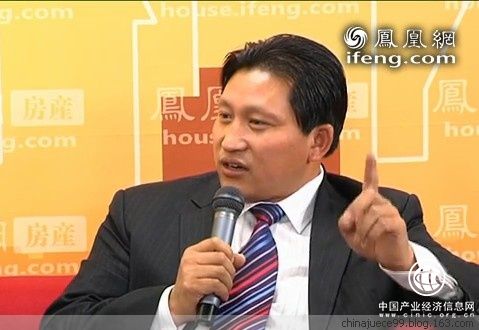 赵春林老师出席凤凰卫视“宏观调控下的中国房地产趋势”提出“土地和人口的二元结构必需向一元结构转化才能有效抑制房价”的科学论断.jpg
