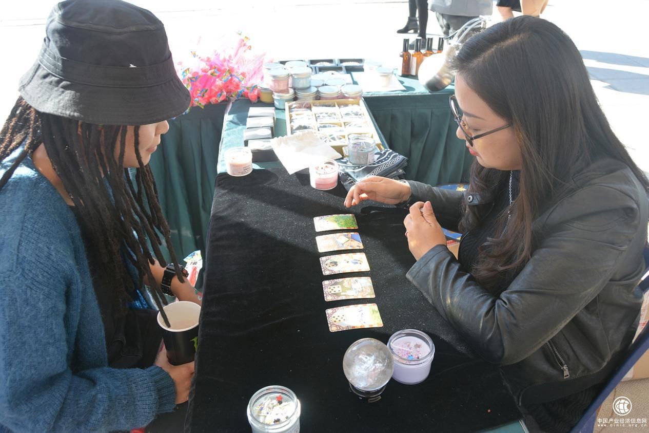 占卜师海百合现身草莓音乐节，人气不输陈冠希