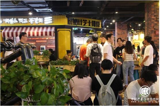 光耀东方总裁李贵杰陪同30省领导参观食宝街