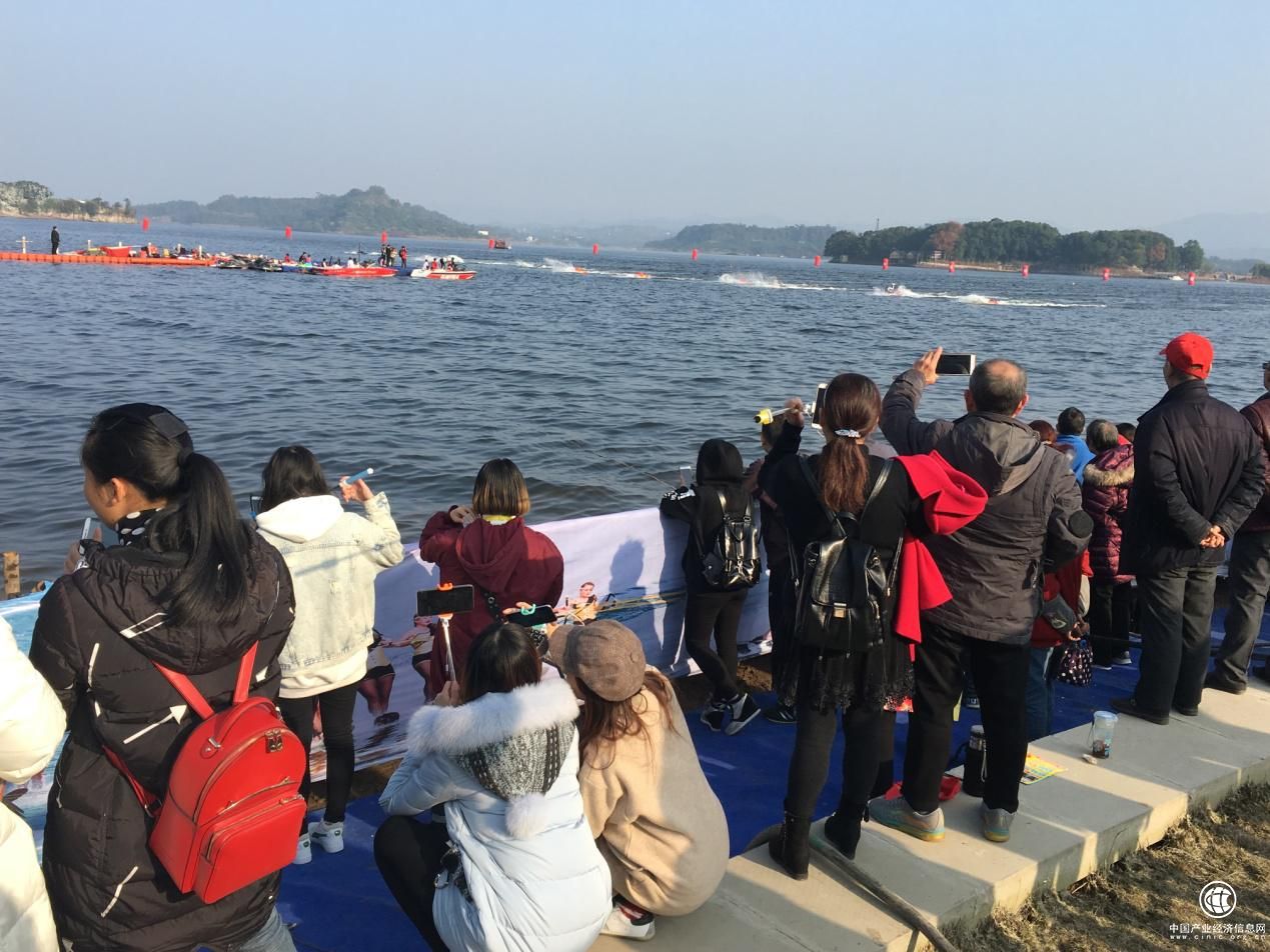 水上特技表演引爆当地，扶老携幼现场齐呼精彩