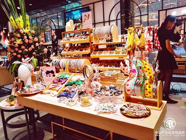 看不一样的风景 时尚记者带你领略BIRRAY钡瑞独特之美