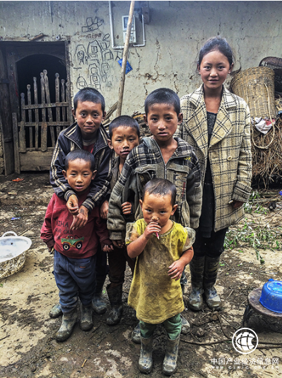 爱慕公益基金会支教助学在行动，用心传递爱与温情