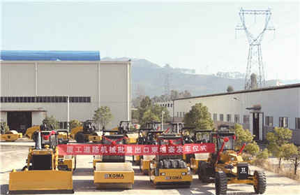 厦工举行道路机械批量出口柬埔寨发车仪式