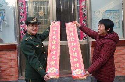 河南省渑池县消防大队制作千份新春