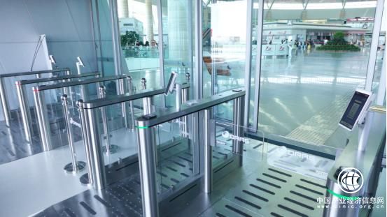 航站楼进出大门处部署的汉柏科技人脸识别闸机