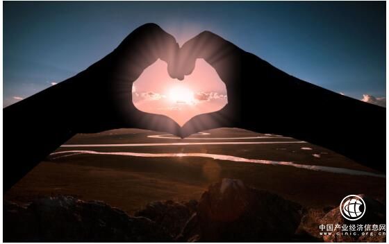 善林金融关爱老人 共同创建善和爱的世界