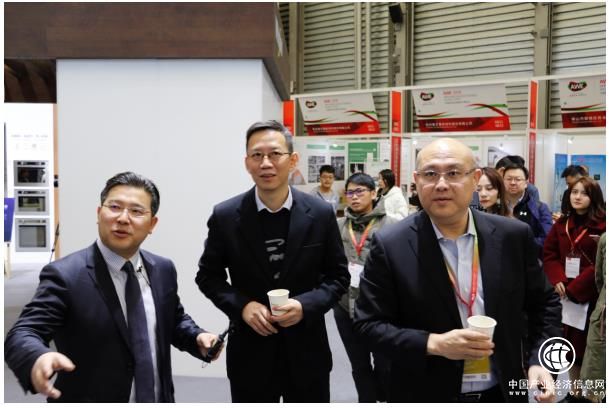 人气爆棚！吴晓波现身惠而浦 与“冻龄”冰箱亲密互动