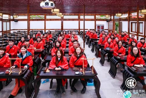 全体与会人员体验汉风耕读苑国学课程   