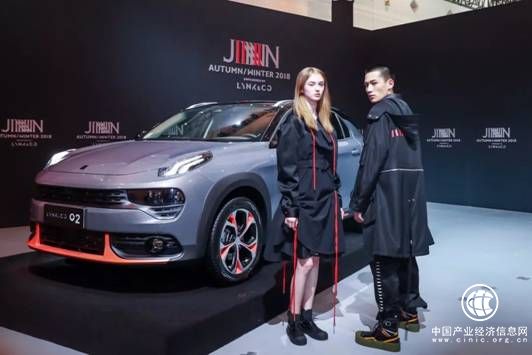 领克02向世界宣告“这才是跨界”      