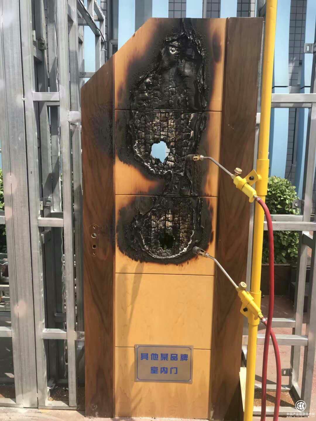 国内首款集防火防盗为一体的新型室内安全门问世