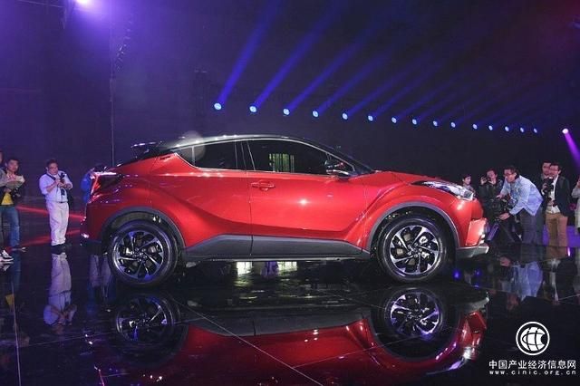 有颜值偏靠实力,丰田C-HR、奕泽IZOA强势搅局小型SUV市场