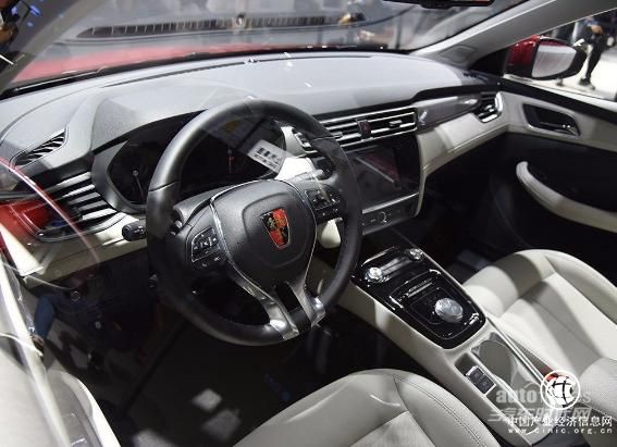 纯电动汽车荣威Ei5一天千余人提车场面火爆