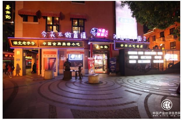 在武汉最热的一条街 斗鱼开了一家热干面快闪店