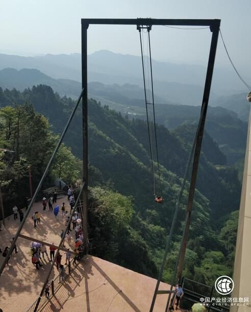 网红重庆新推18米悬崖秋千 奥陶纪景区吓哭玩家