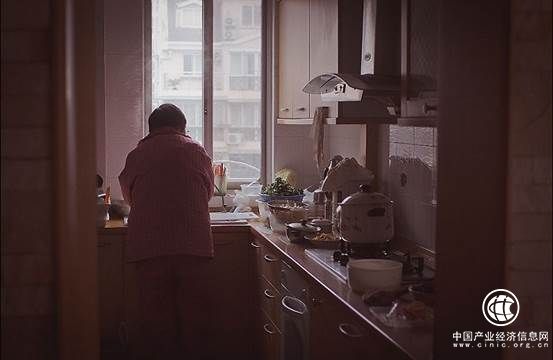 奉献无“烟”的爱，力巨人集成灶用心打造妈妈的无烟厨房