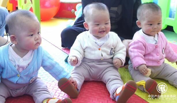 人工耳蜗助先天性听力损失三胞胎姐妹第一次聆听世界