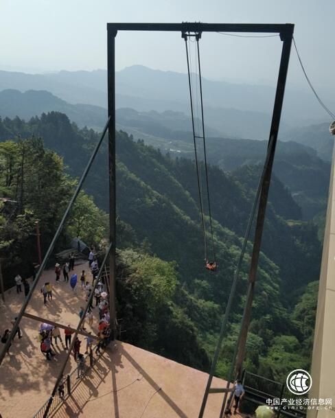 重庆18米悬崖秋千惊动英国和抖音 奥陶纪景区称很安全