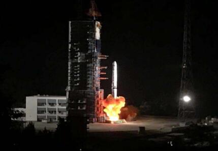 嫦娥四号中继星成功发射 将搭建地月“鹊桥”