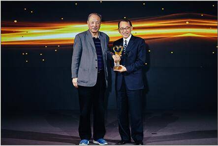 英皇集团主席杨受成接受公益时报采访(1)