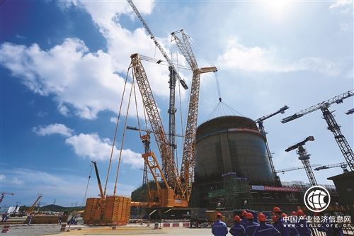 徐工2000吨级履带起重机助力华龙一号“加冕” 