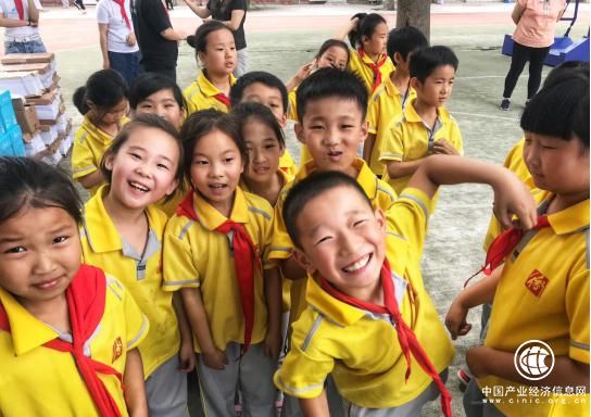 天巡Skyscanner: One Day绽放爱 走进打工子弟学校