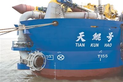 我国自主研发的疏浚重器“天鲲号”试航成功