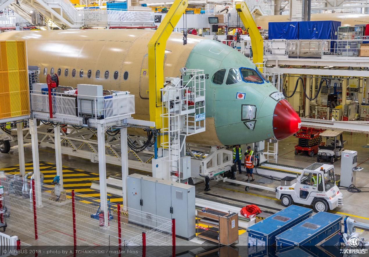 空客A350总装线首现东航LOGO	