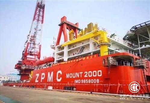 振华重工自主研发建造的2000吨起重船完工交付