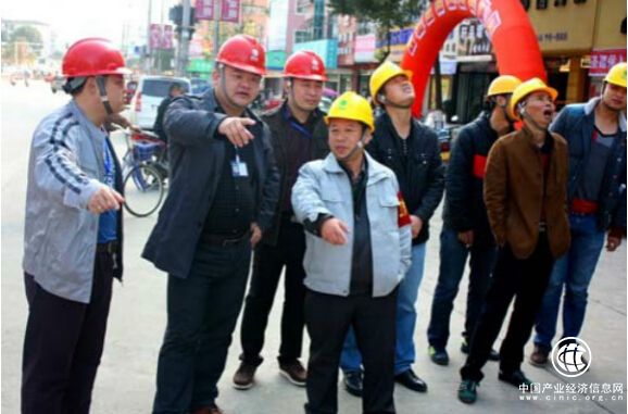 在作风转变中改进工作，在工作改进中转变作风