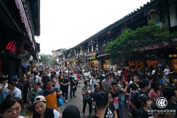 端午节重庆旅游再上“热搜” 洪崖洞奥陶纪等网红景区火而不乱