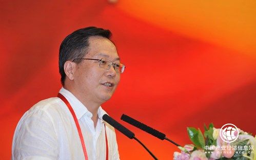 中国人民银行研究局研究员、经济学博士邹平座致辞