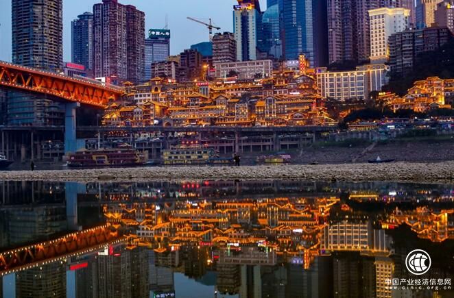 暑期哪里旅游？到重庆洪崖洞奥陶纪等景区打卡