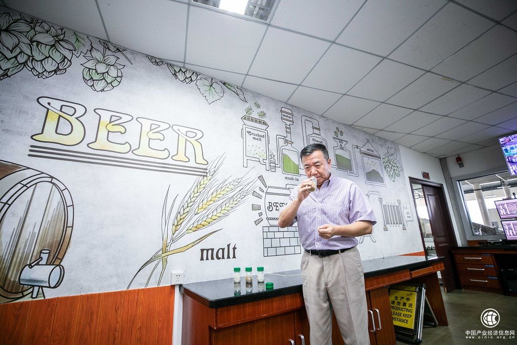 百威亚太北区供应链及物流副总裁程衍俊仔细检查麦芽状态.jpg