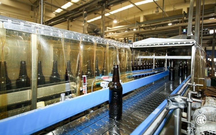 百威生产线的EBI电子验瓶机能识别出缺陷瓶并将其从生产线中自动剔除.jpg