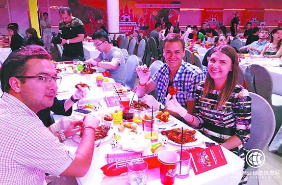 后世界杯小龙虾“高温不降”，揭秘明星青睐红小厨背后的秘密？