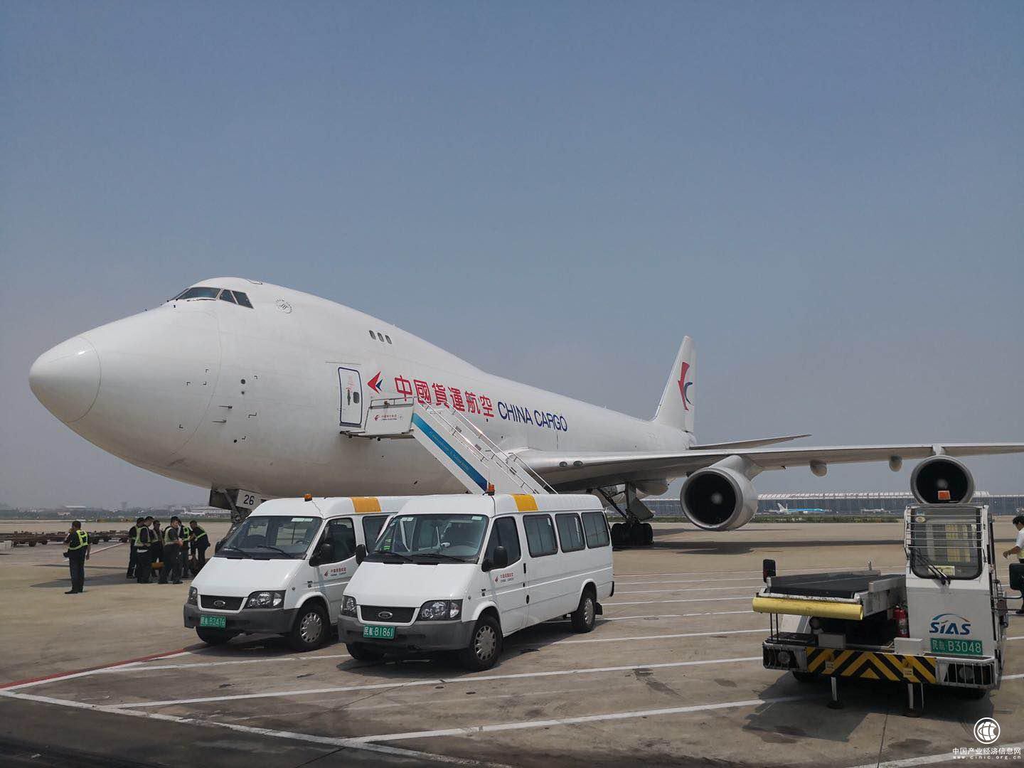 东航紧急运送80余吨救灾物资驰援老挝溃坝灾区