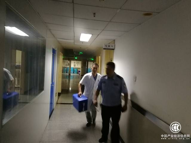 一个半小时，他们狂奔近100公里从死神手里夺回“熊猫血”产妇