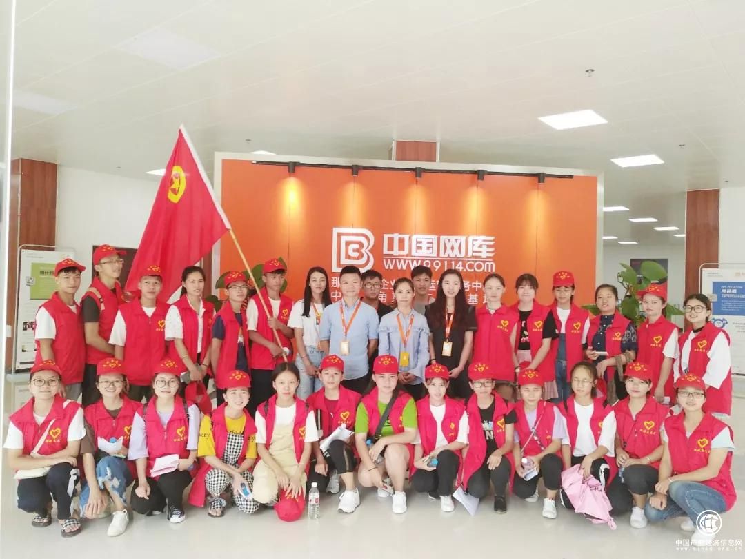 30多名大、中学生参观那坡本地农产品及特色商品