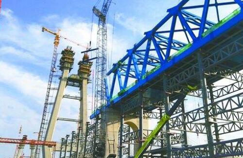 我国跨度最大双线高速铁路钢桁斜拉桥合龙