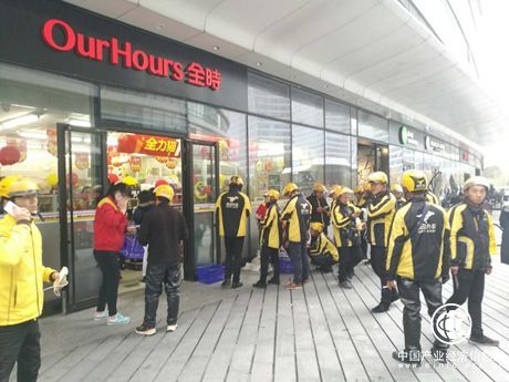 全时外卖现苍蝇 店员:营业期间无法解决苍蝇乱飞问题